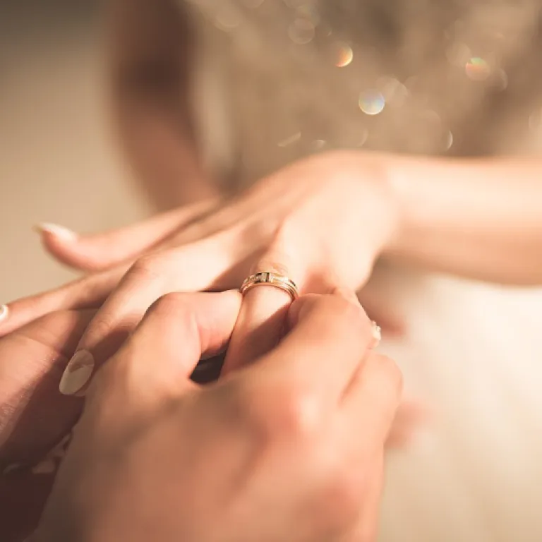 How to choose a dutch marquise ring for a refined engagement and wedding set