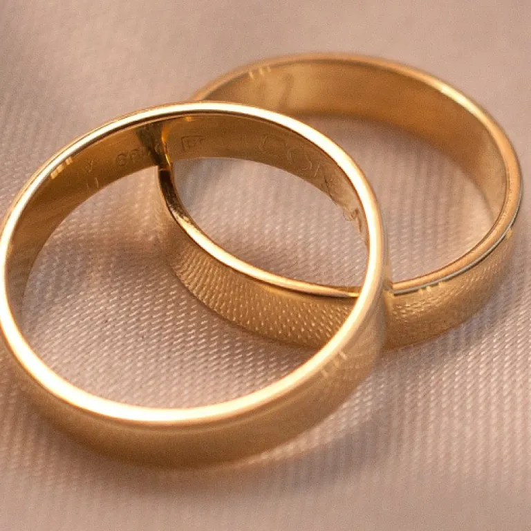 Choosing a moissanite eternity ring for a luminous wedding band
