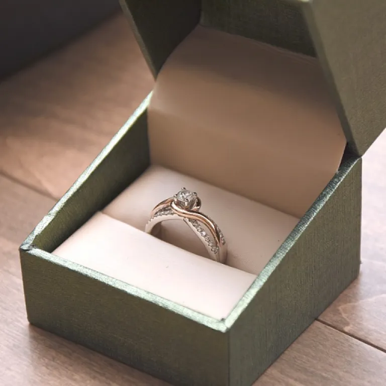 Lab grown emeralds for ethical wedding rings with timeless elegance