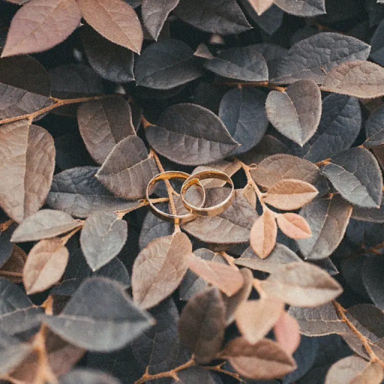 Choosing the perfect wedding bands for oval engagement rings