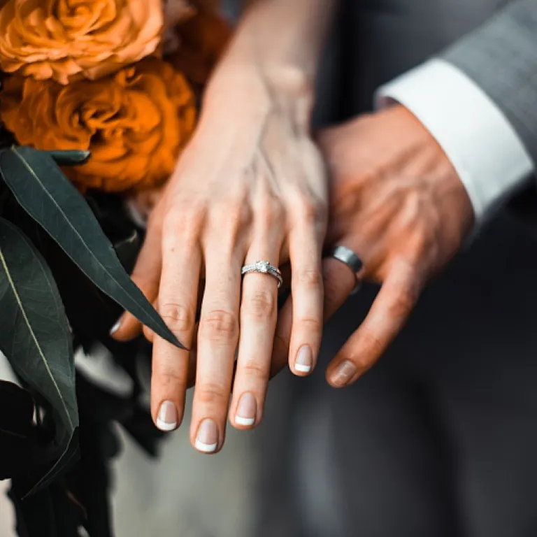 Choosing the perfect gold cigar band ring for your wedding