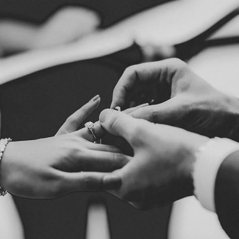 The elegance of the invisible bezel setting diamond ring for modern engagements