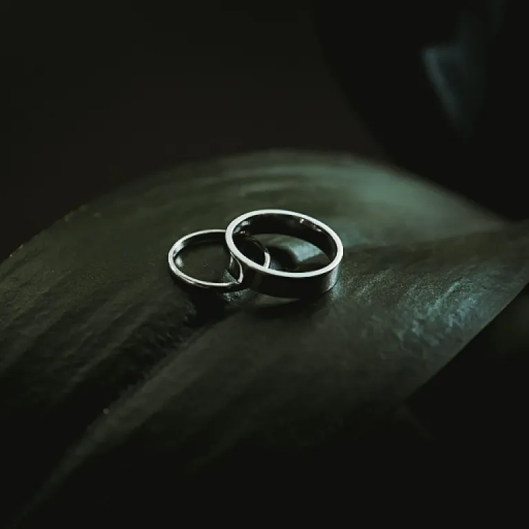 Yellow agate elegance for meaningful wedding rings